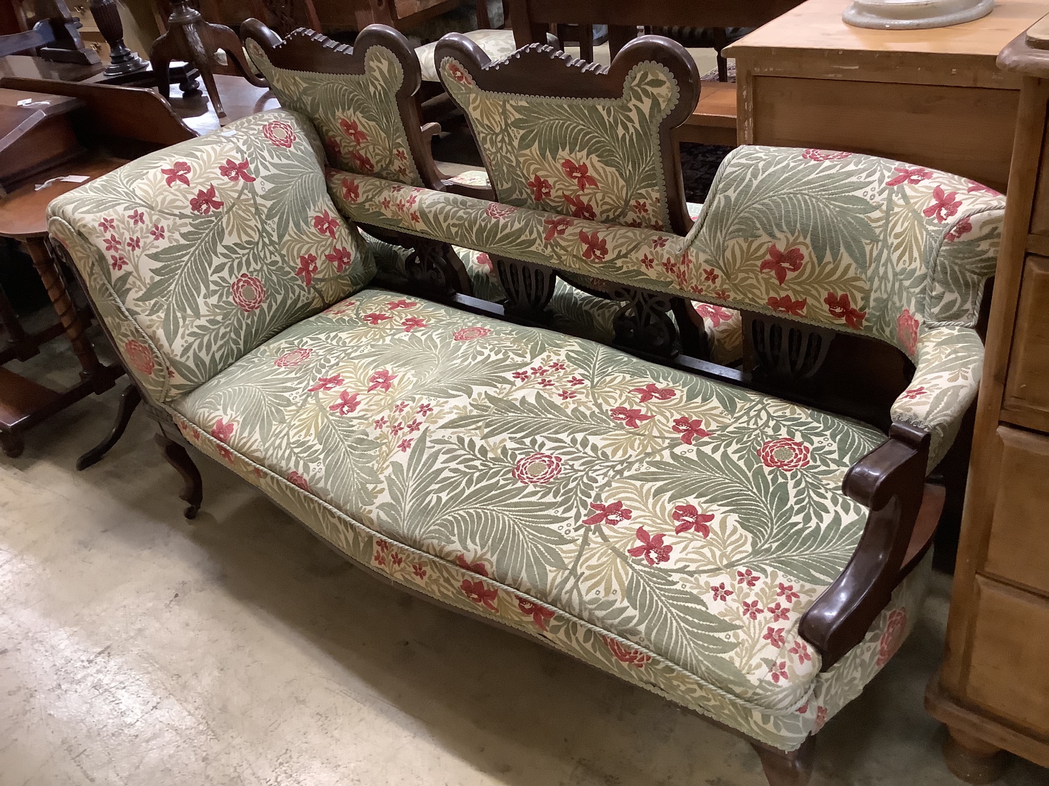 A Victorian mahogany chaise longue